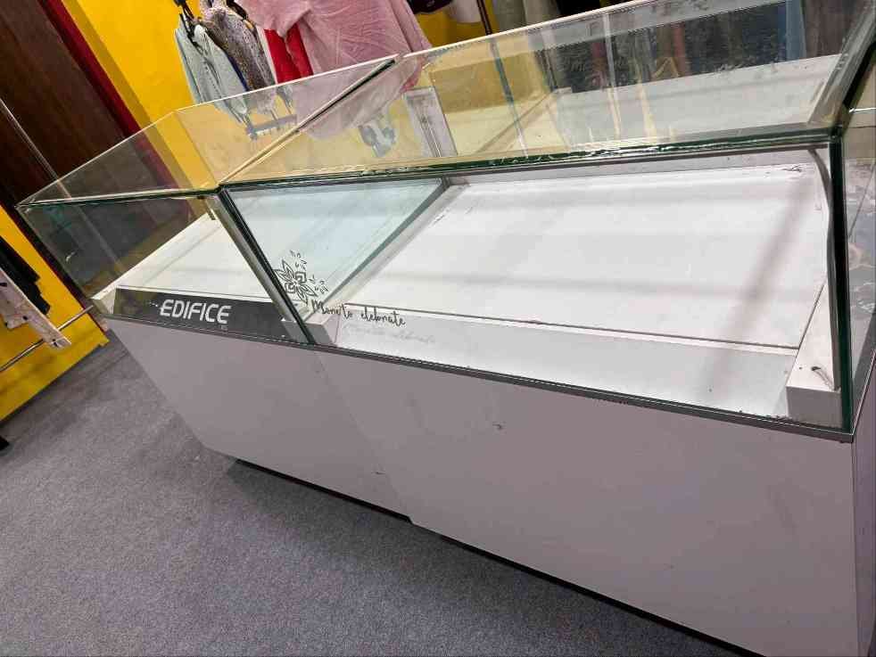 show case with mirror box display