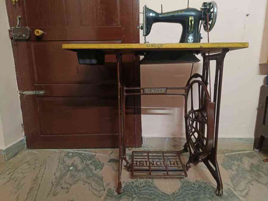 sewing machine -singer