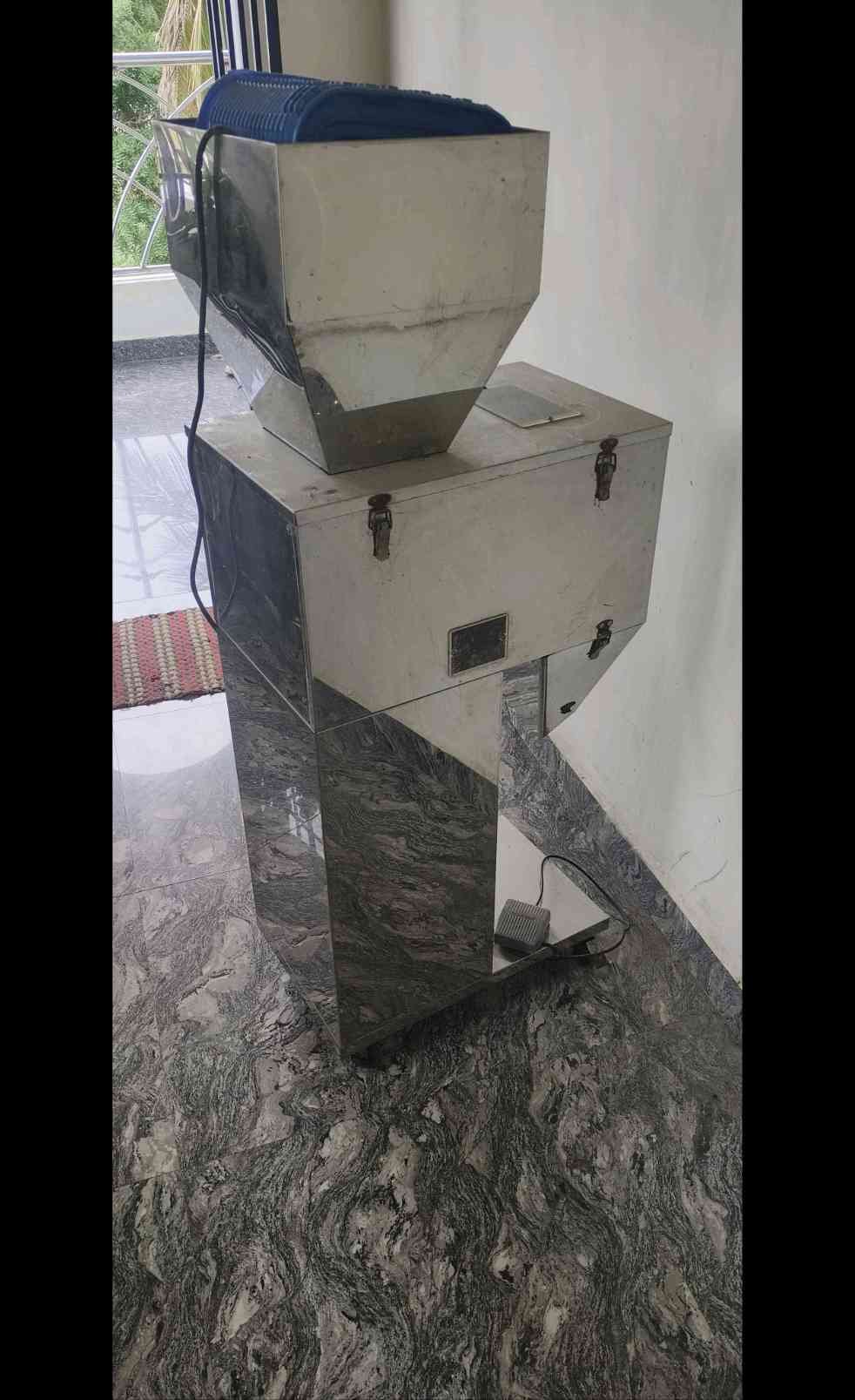 Weighing and packing machine