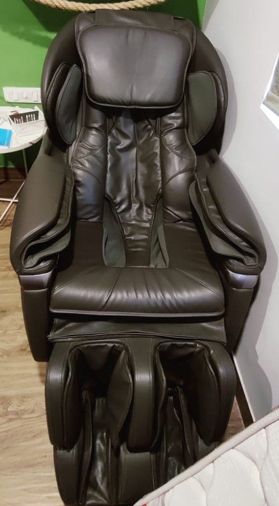 Rarely Used! Like-New Luxury Massage Chair w/ Zero Gravity & Advanced Features