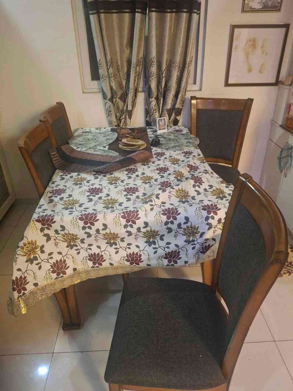 4 seater dining table in amazing condition.