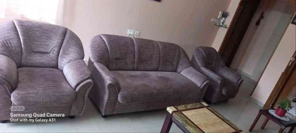 Low used sofa 3+1+1 with center Table for Sale